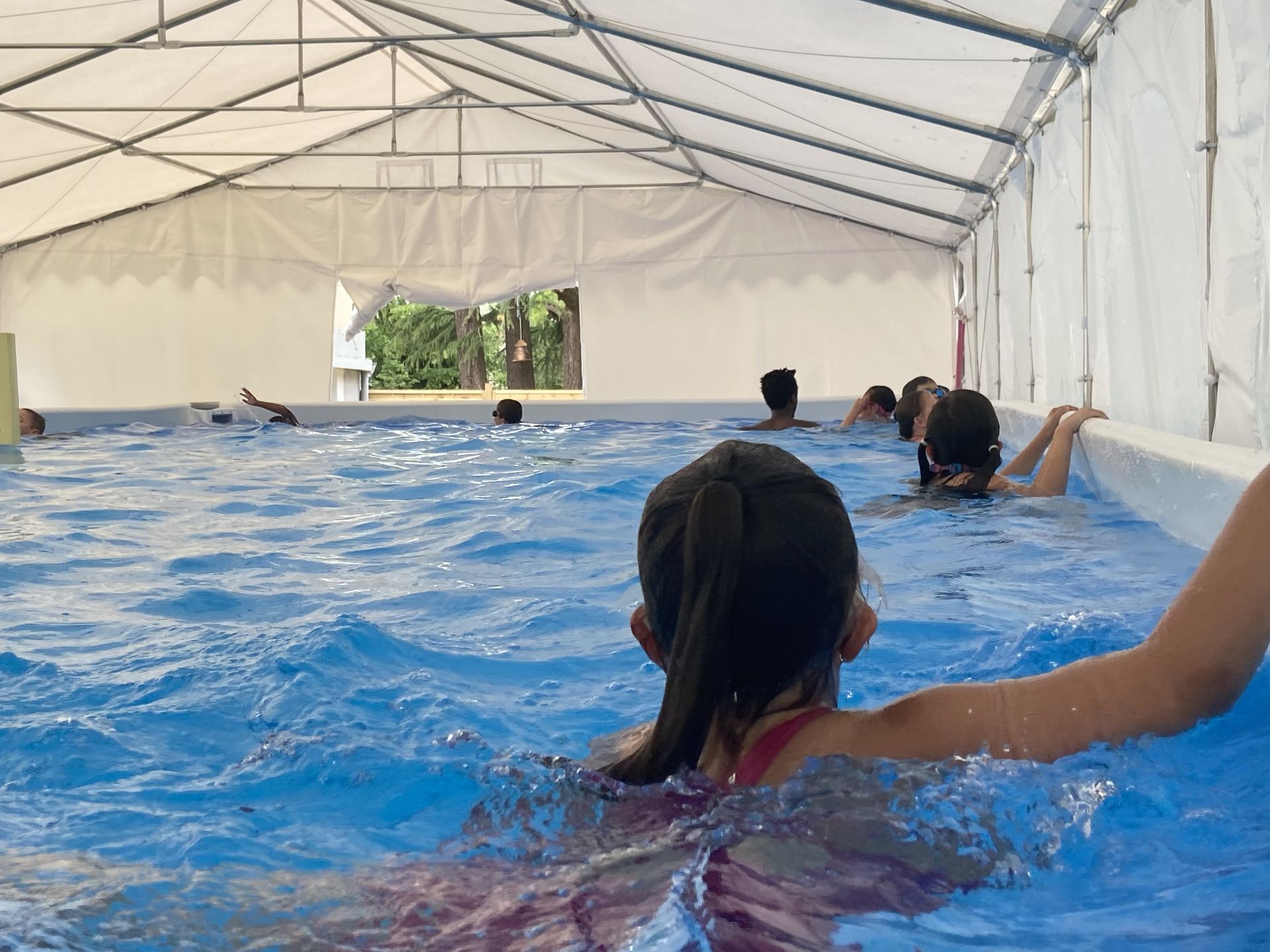 Vienne : un bassin mobile pour apprendre à nager aux enfants